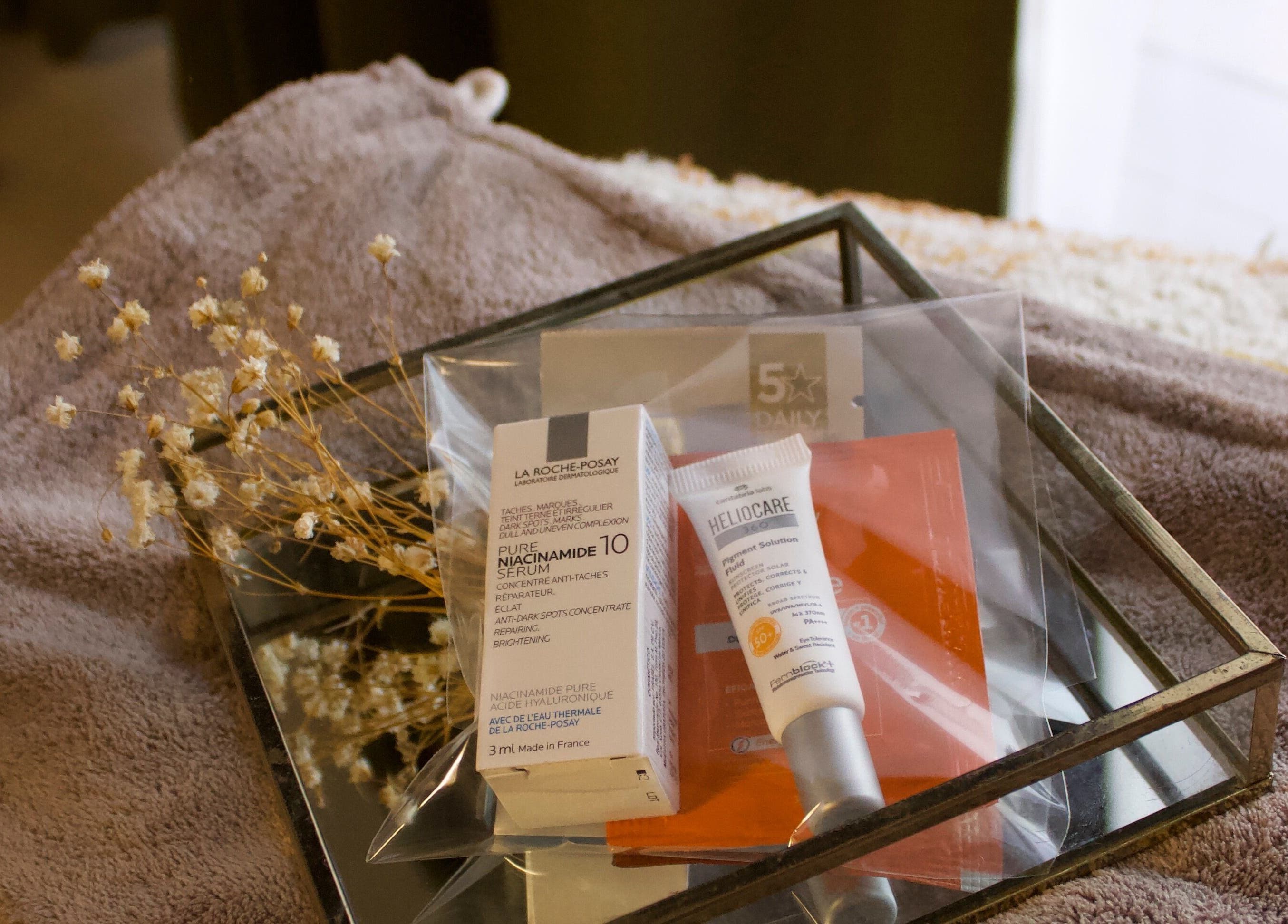 Productos de belleza en bandeja en Simple & Esencial, Mérida, Yucatán, MX. Toalla suave y flores secas.