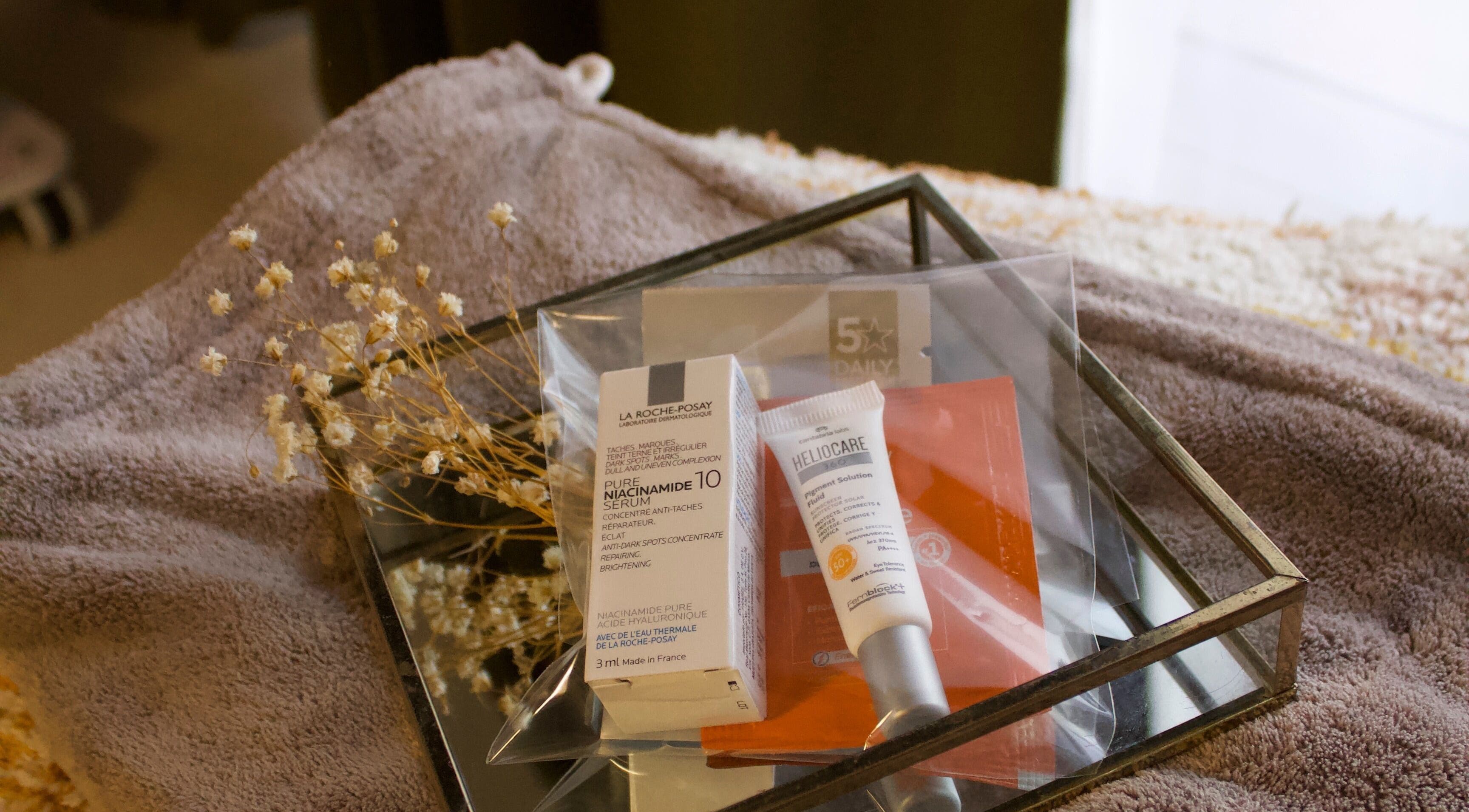 Productos de belleza en bandeja en Simple & Esencial, Mérida, Yucatán, MX. Toalla suave y flores secas.