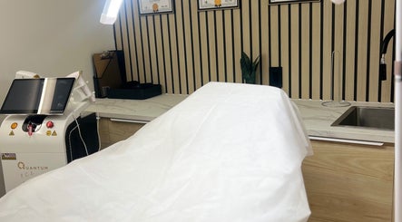 Salle de soins moderne à LEYZER SKIN, Longueuil, Québec, CA, avec équipement de pointe et ambiance apaisante.