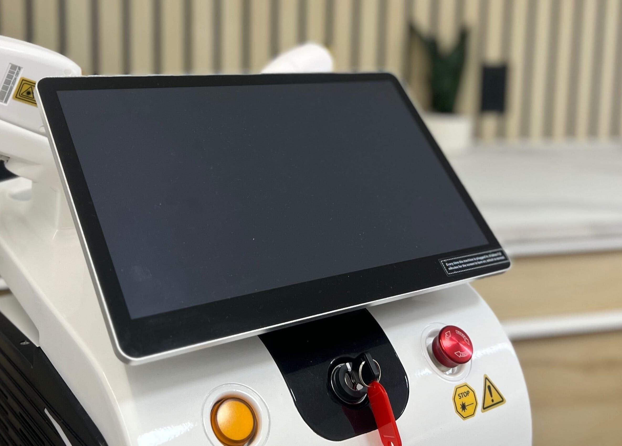 Machine laser moderne à LEYZER SKIN, Longueuil, Québec, CA, spécialisée dans les traitements cutanés.