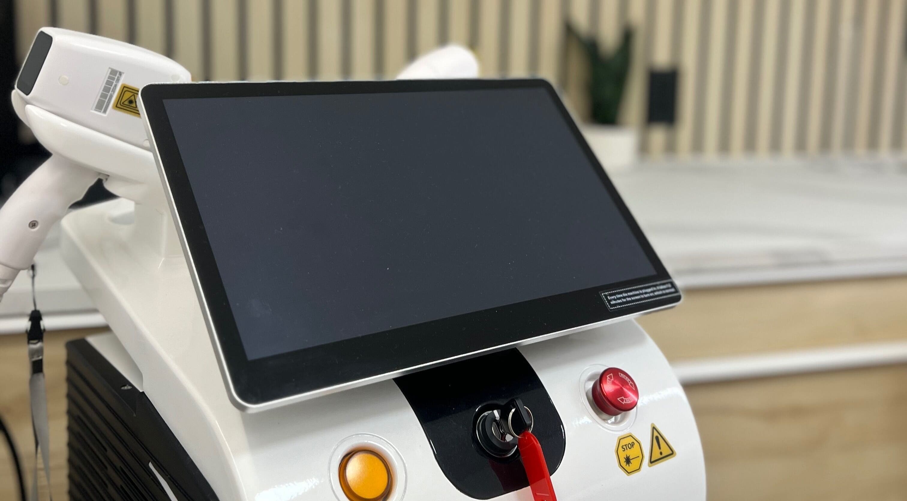 Machine laser moderne à LEYZER SKIN, Longueuil, Québec, CA, spécialisée dans les traitements cutanés.