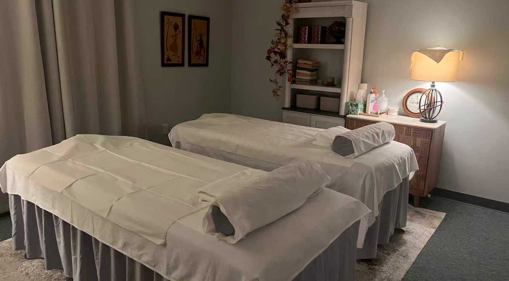 Peaceful double massage tables at Yolanda Massage Spa Columbus, located in Columbus, Ohio, US.
