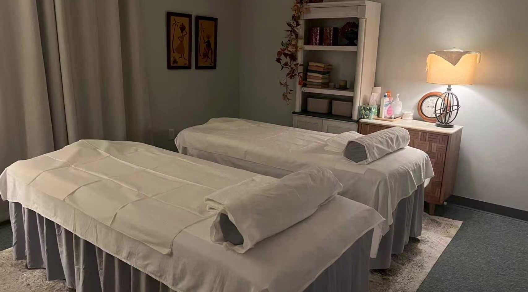 Peaceful double massage tables at Yolanda Massage Spa Columbus, located in Columbus, Ohio, US.