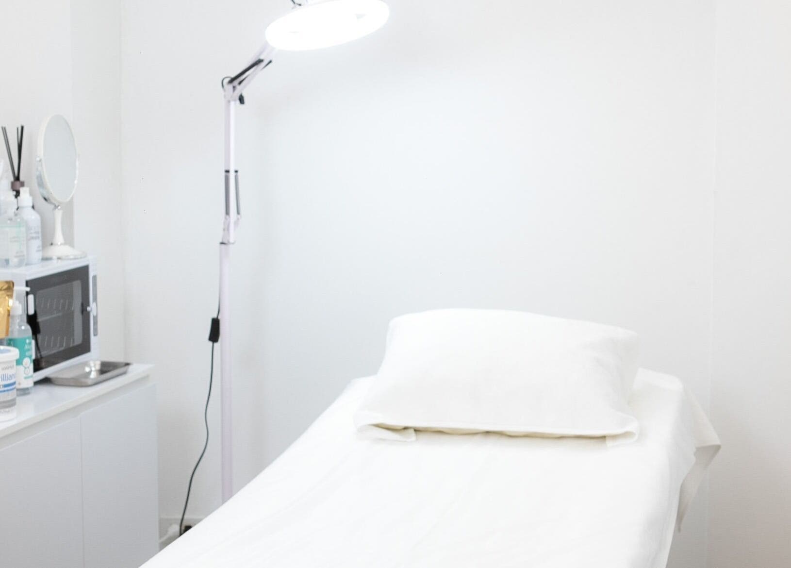 Bright treatment room at Bangkok Glow Waxing Studio, Krung Thep Maha Nakhon, TH, featuring modern decor.