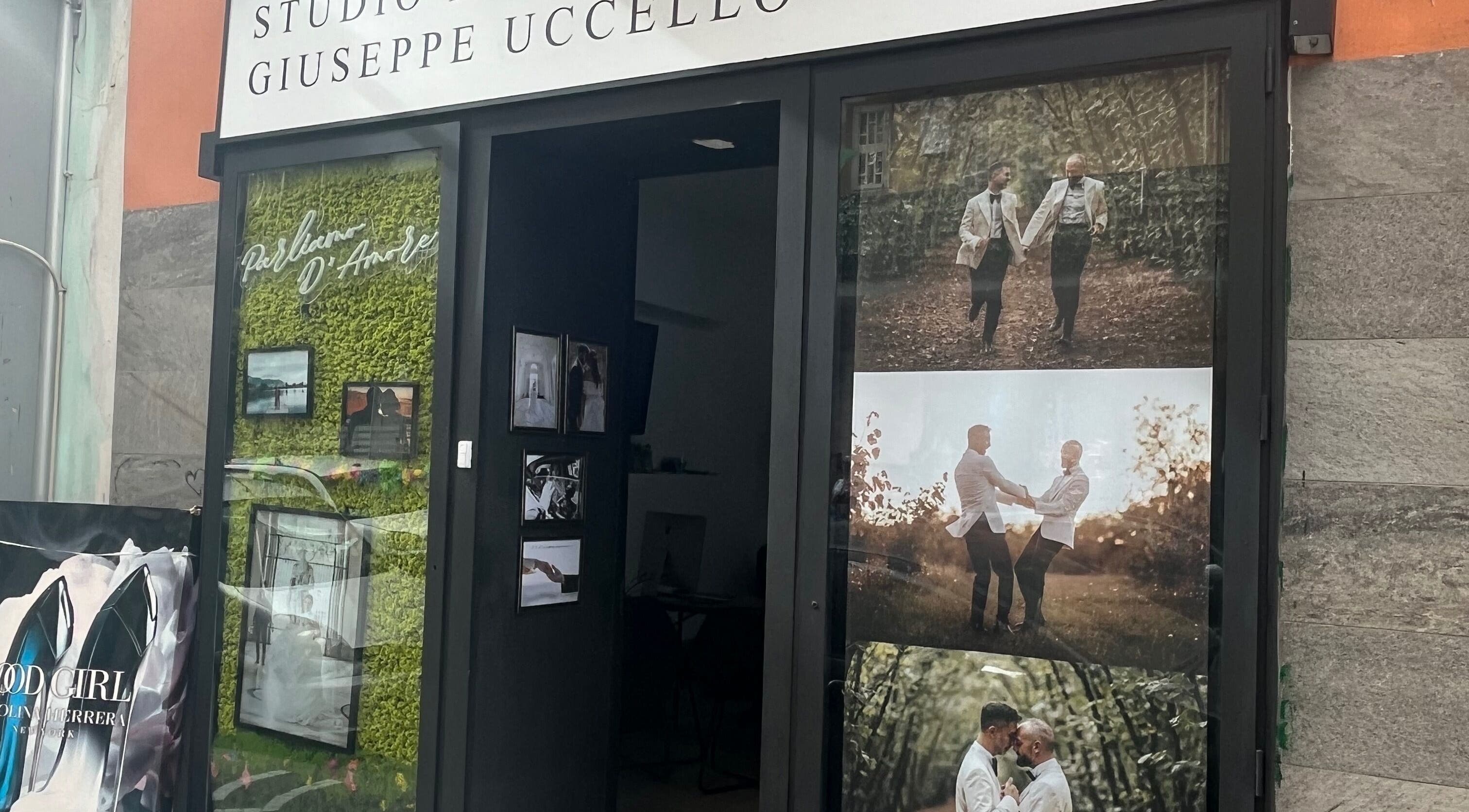 Ingresso di STUDIOFOTOGRAFICOUCCELLO a Arpino, Campania, IT con vetrine fotografiche artistiche.