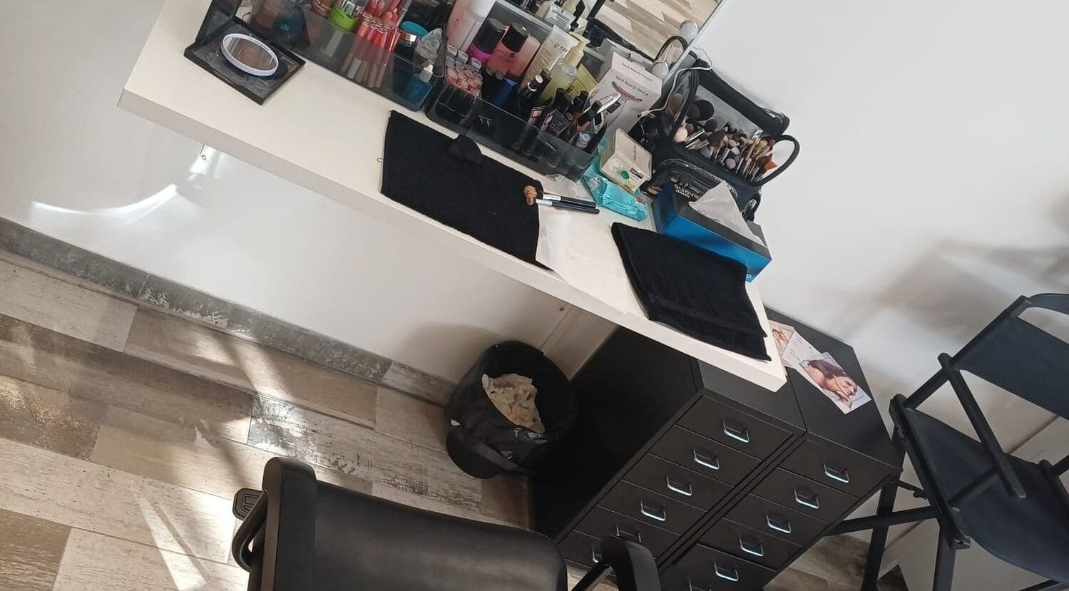 Estação de maquiagem organizada no SLGlamour em Queijas, Lisboa, PT.