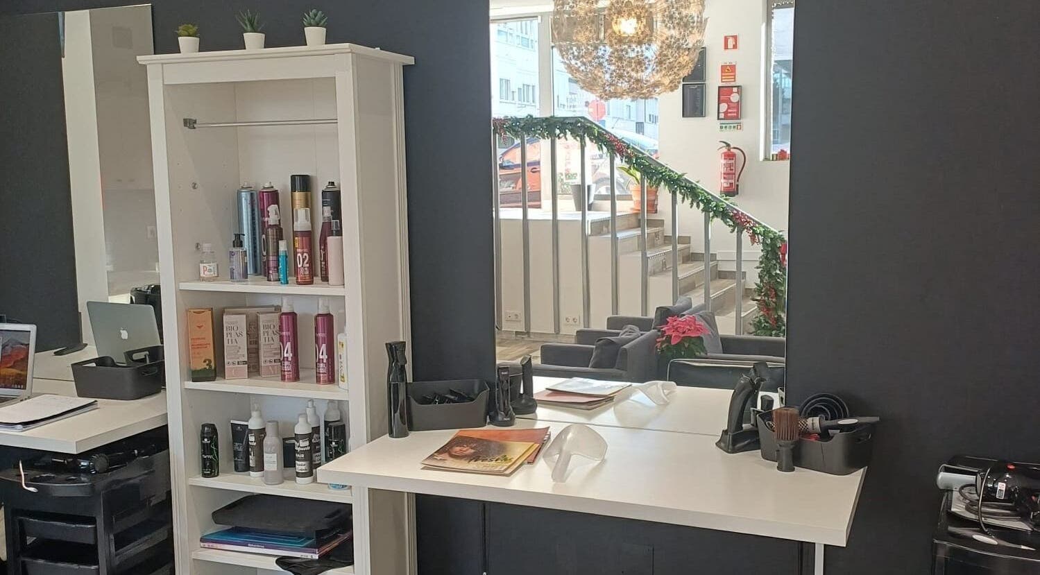 Estação de beleza moderna na SLGlamour, Queijas, Lisboa, PT, com produtos e decoração sofisticada.