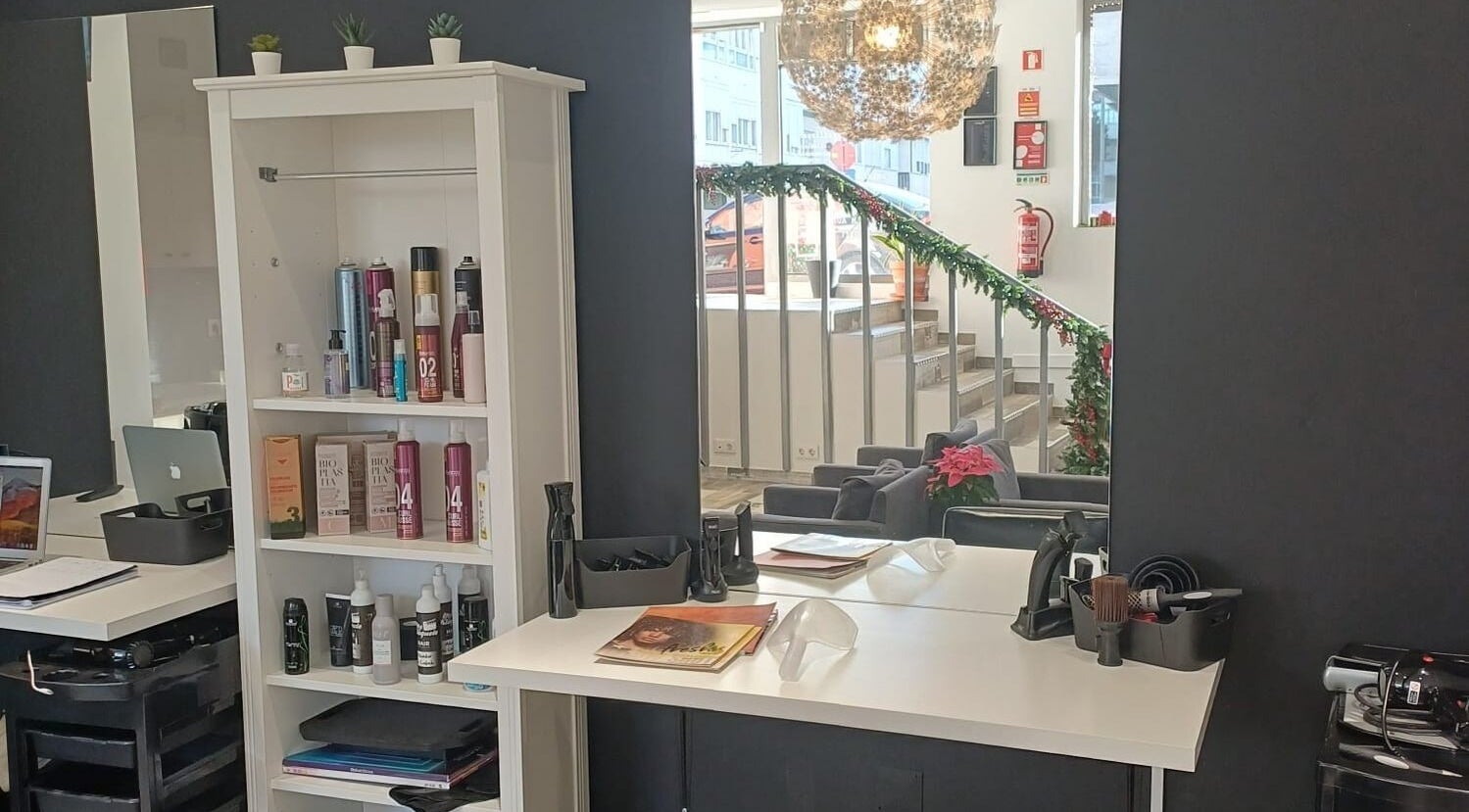 Estação de beleza moderna na SLGlamour, Queijas, Lisboa, PT, com produtos e decoração sofisticada.