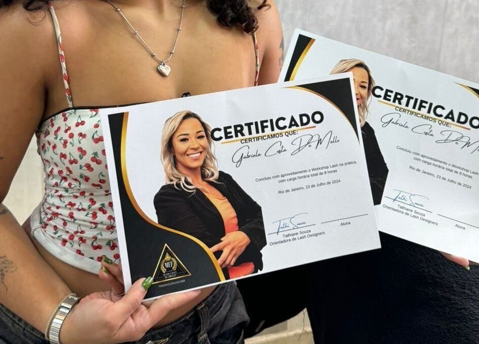 Client displaying training certificates at Beauty Studio Gabi, Braga, Braga, PT.