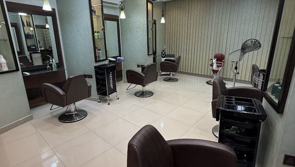 Chic interior of Rouge and Henna Beauty Saloon and Spa in Al Ain, Abu Dhabi, AE. Modern styling station setup.