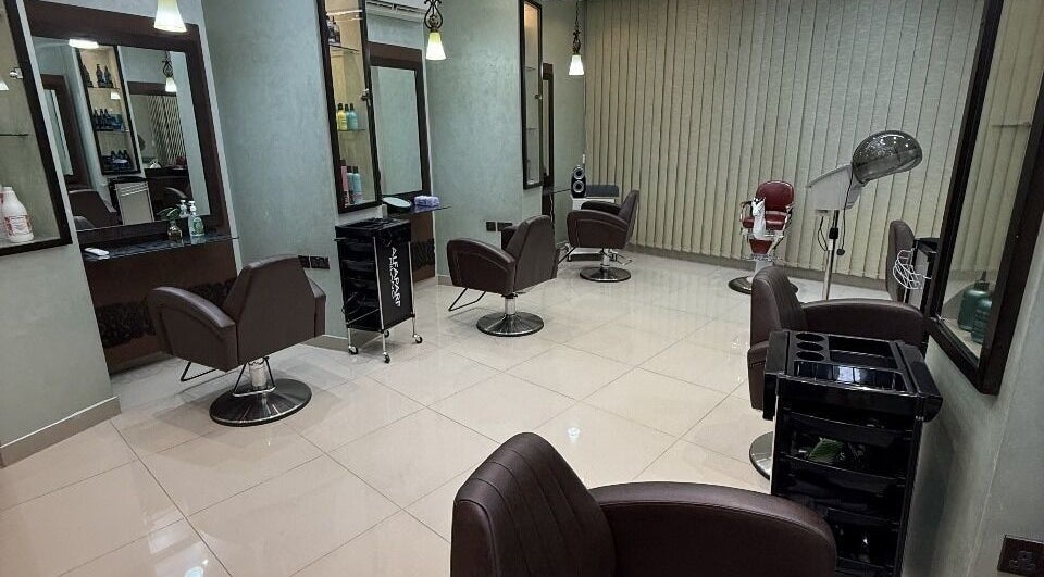 Chic interior of Rouge and Henna Beauty Saloon and Spa in Al Ain, Abu Dhabi, AE. Modern styling station setup.