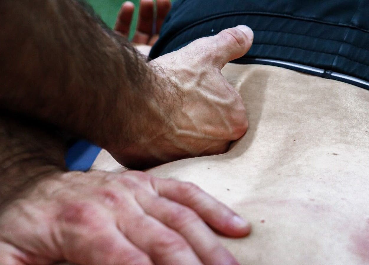 Massage sportif des muscles du dos à Methode Momentum : Massage Sportif et Coaching Mouvement à Rennes, Bretagne, FR.