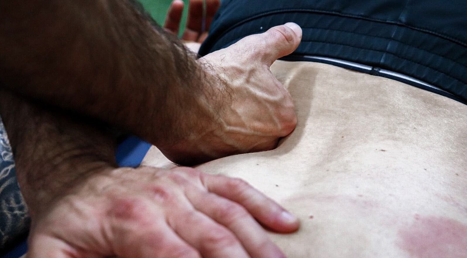 Massage sportif des muscles du dos à Methode Momentum : Massage Sportif et Coaching Mouvement à Rennes, Bretagne, FR.