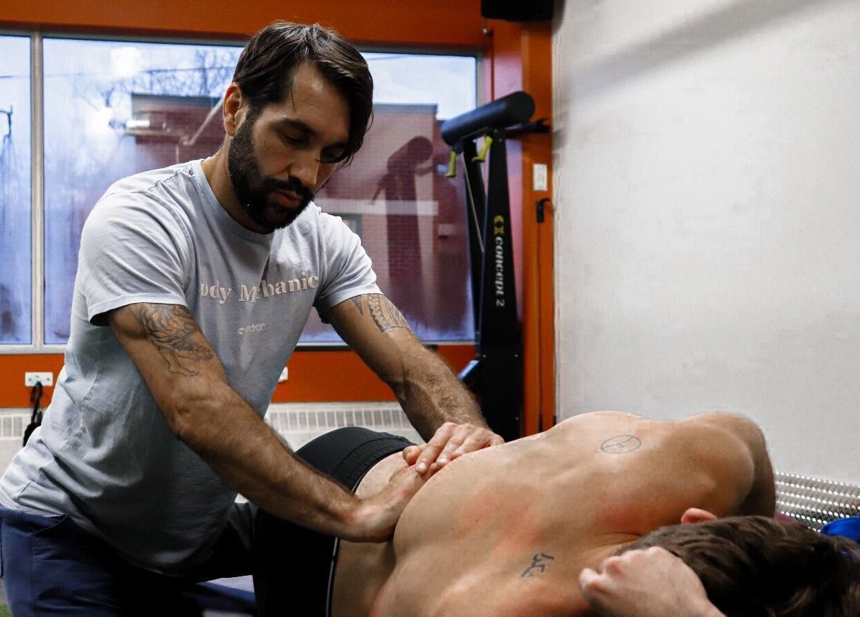Massage sportif chez Methode Momentum à Rennes, Bretagne, FR, améliorant la récupération musculaire.