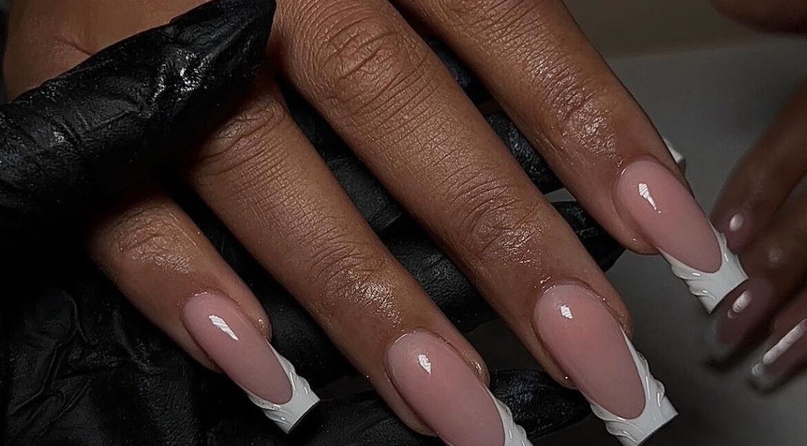 Manucure élégante à NAAILSBY.VVL, Cannes, Provence-alpes-côte D'azur, FR. Ongles avec finition brillante et design chic.