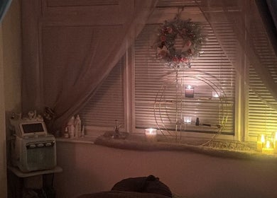 Cozy ambiance at THE RELAXATION STATION in Middlesbrough, England, GB with candles and soothing lighting.