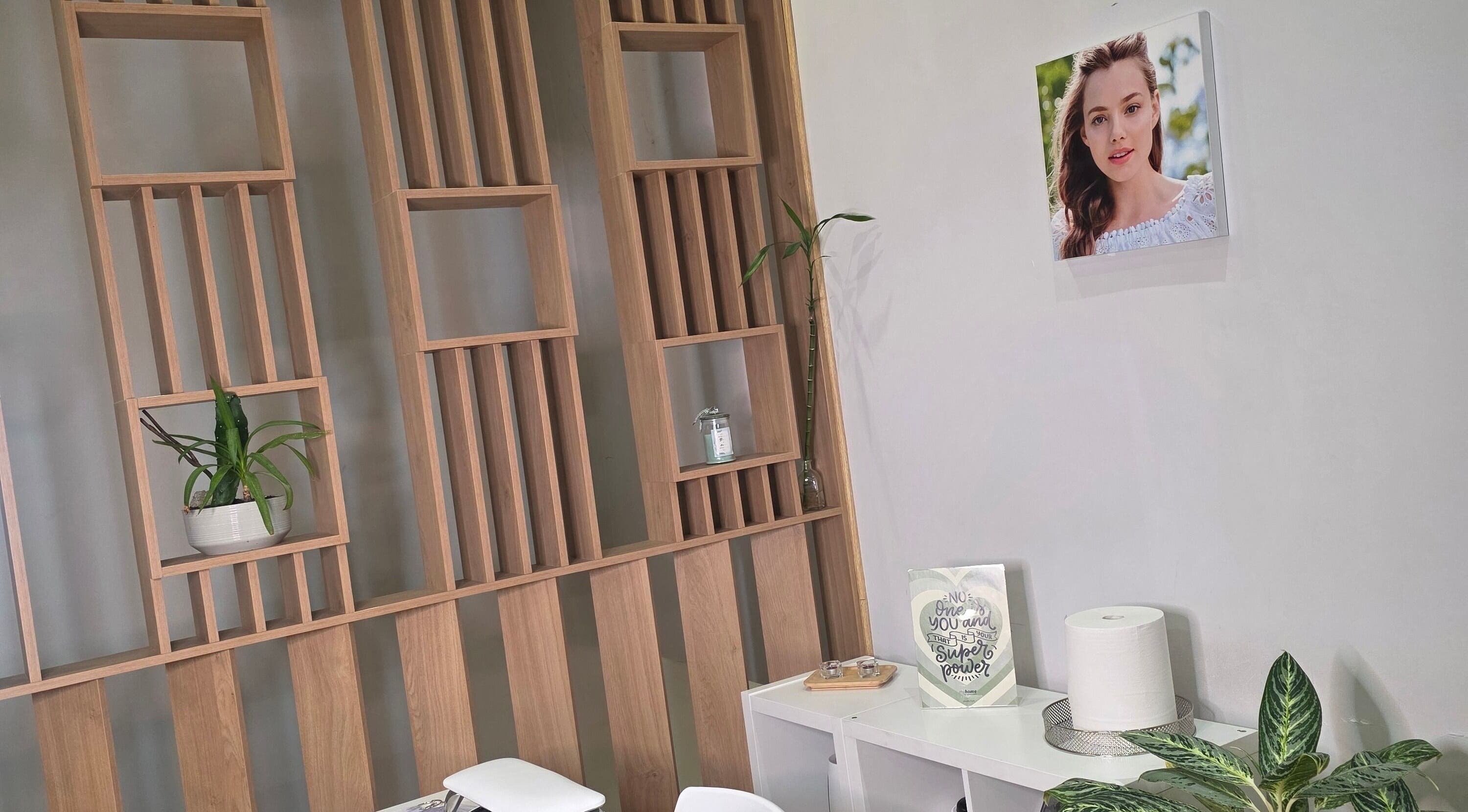 Interior elegante do Mariana Gonçalves Beauty Nail em Lisboa, Lisboa, PT, com decoração moderna e plantas.