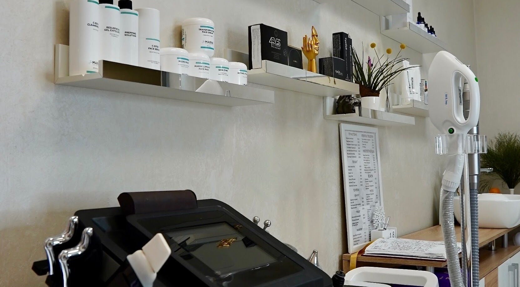 Интериор на салон Марианна Бодлева в София, Област София, BG с модерно оборудване и козметика.