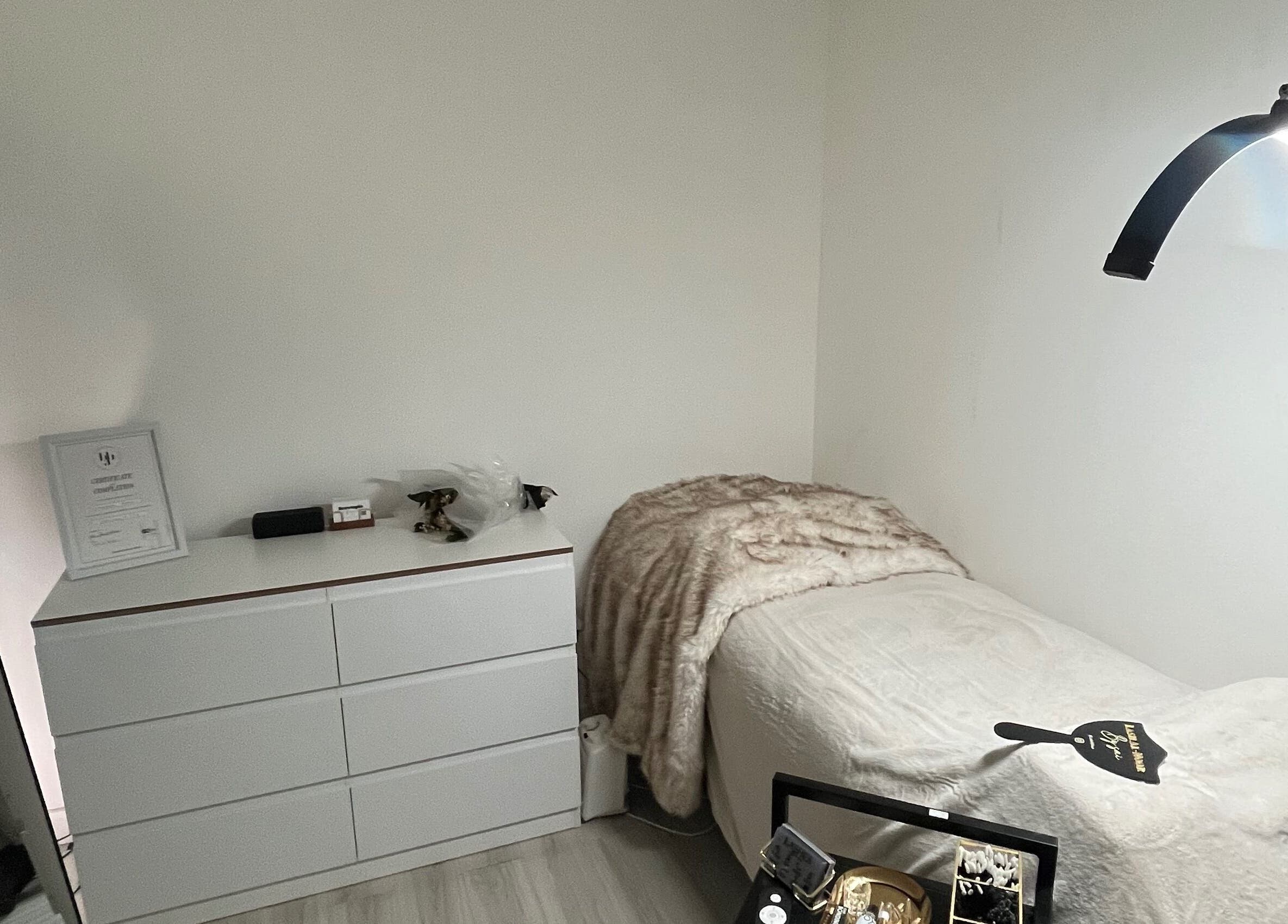 Relaxing treatment room at Lash Al-Noor, London, England, GB with a plush bed and elegant decor.