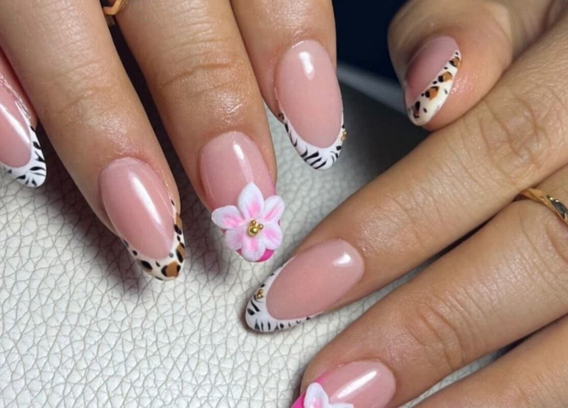 Diseño de uñas con flor en Jannet Nails Estudio en Madrid, Comunidad De Madrid, ES.