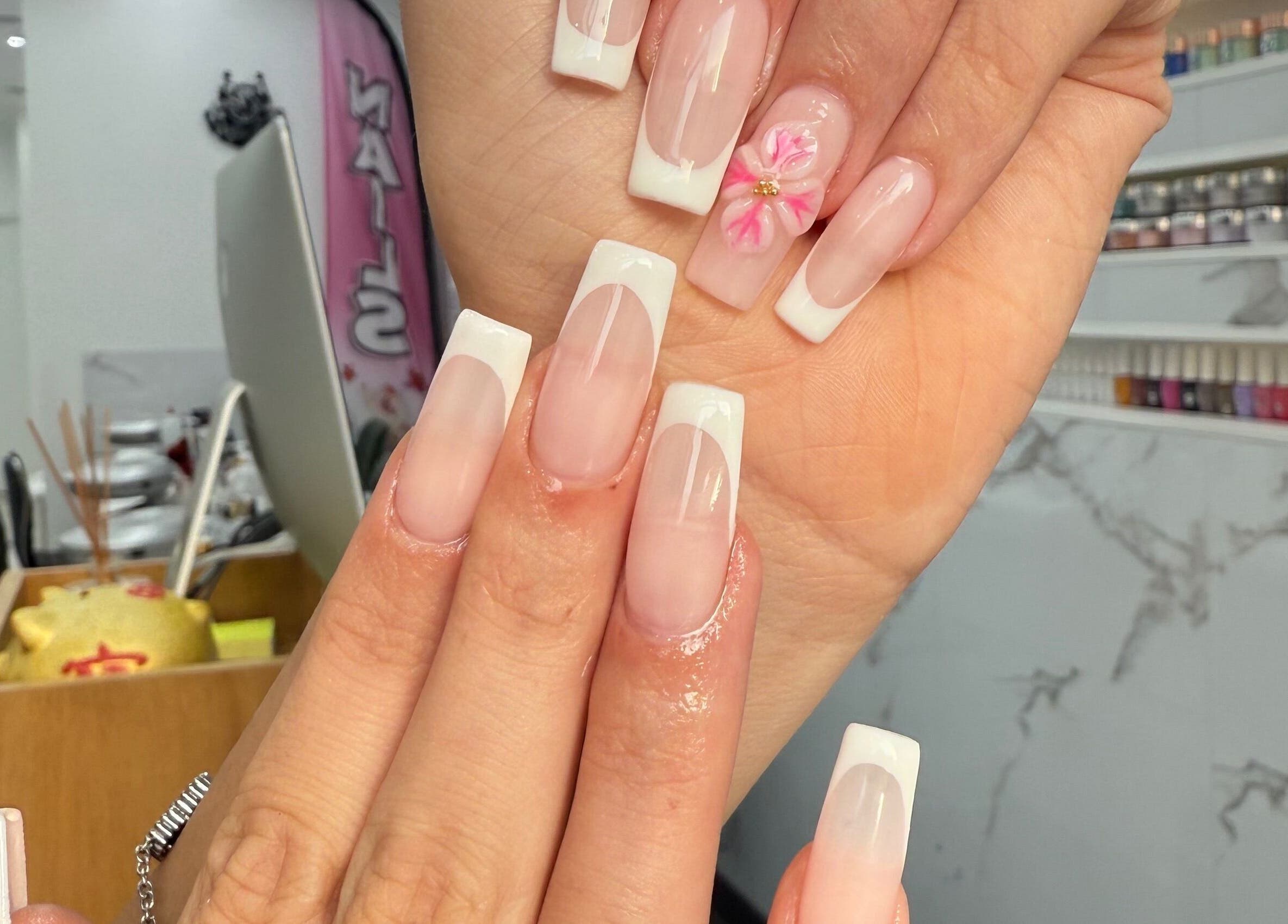 Manucure élégante à Paradis Ongles 2 à Lyon, Auvergne-rhône-alpes, FR, ongles avec une fleur peinte.