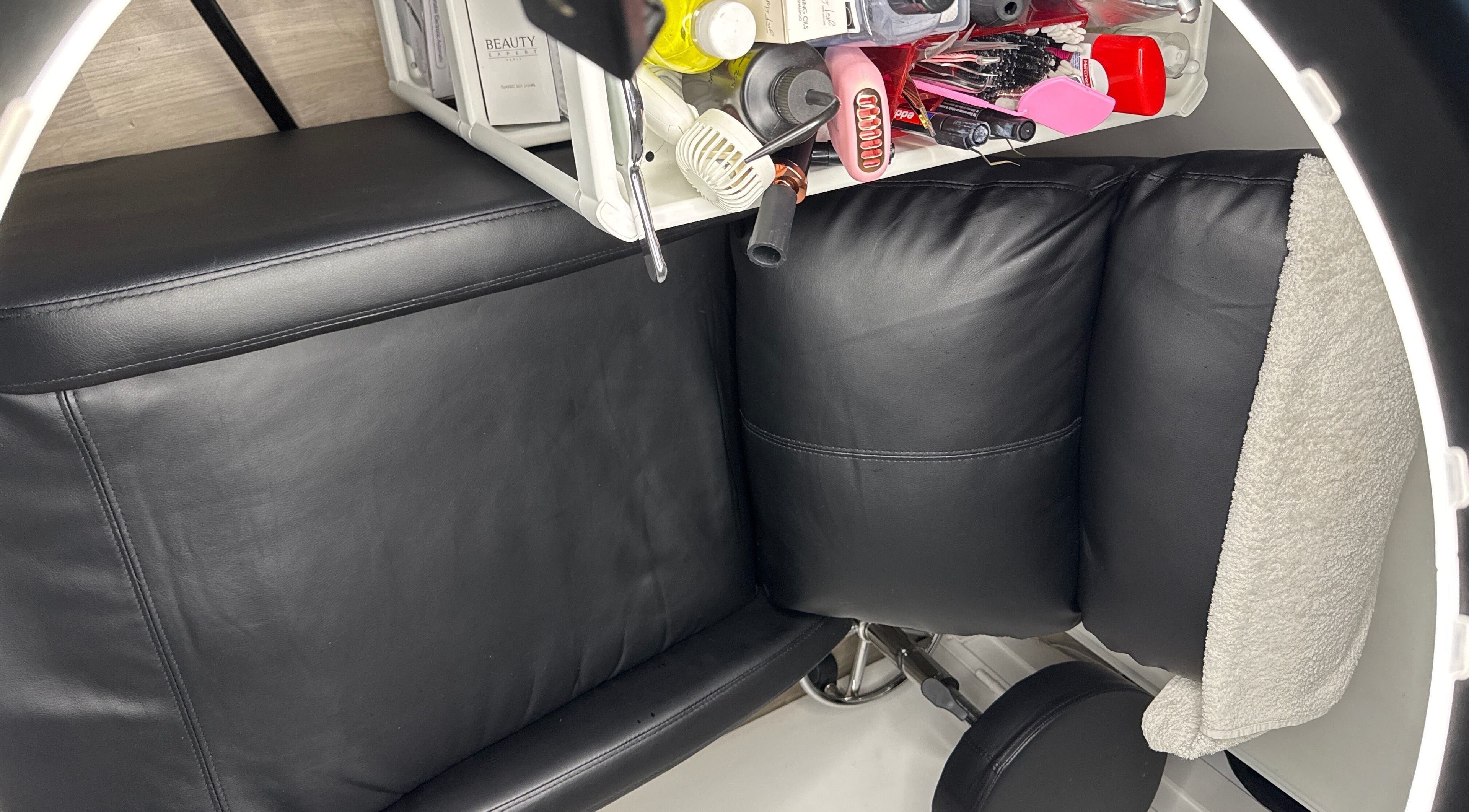 Station de soin moderne chez FLOABEAUTY, Lyon, Auvergne-rhône-alpes, FR avec fauteuil et produits de beauté.