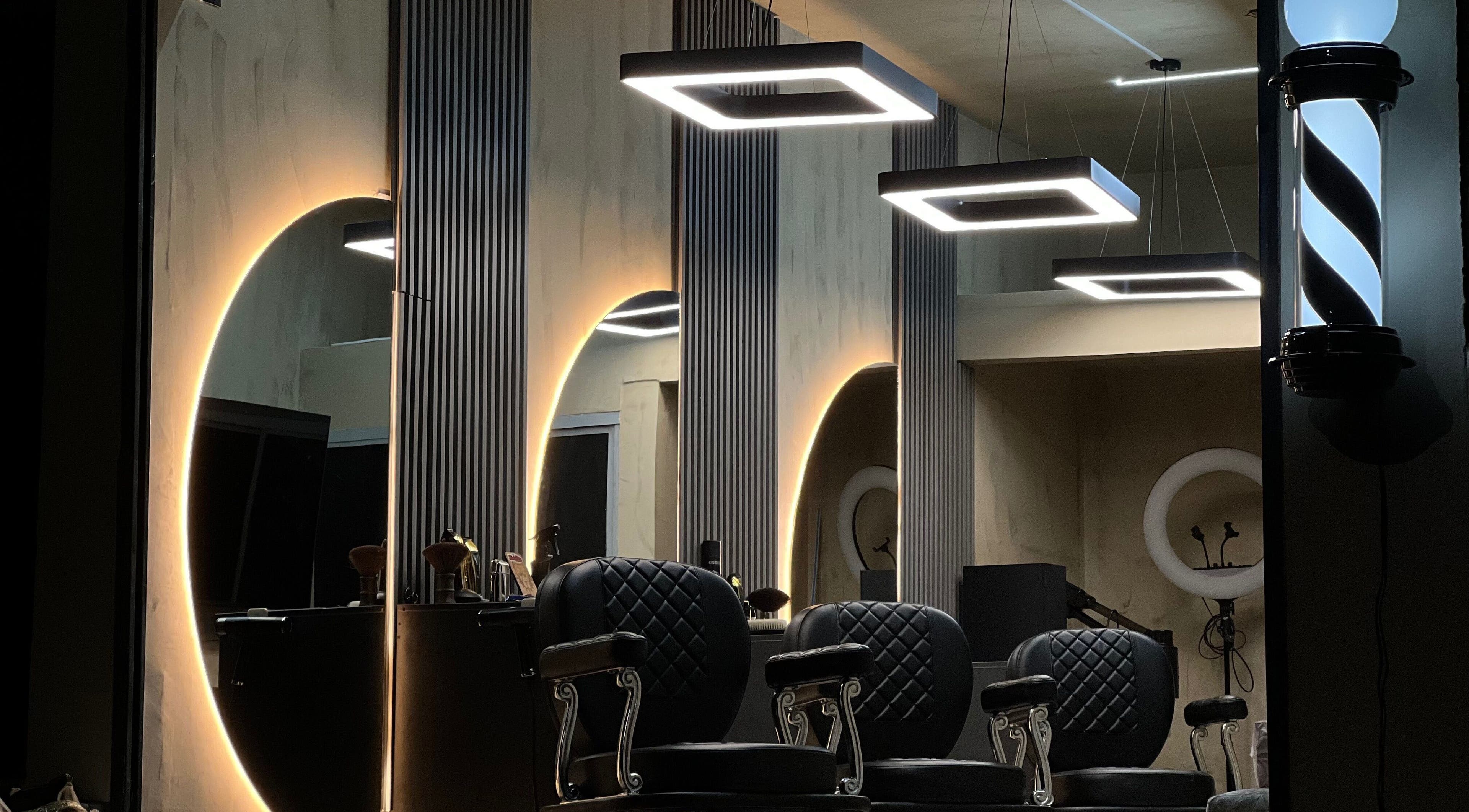 Interior moderno de Selecto en Marinilla, CO con sillas elegantes y luces LED.