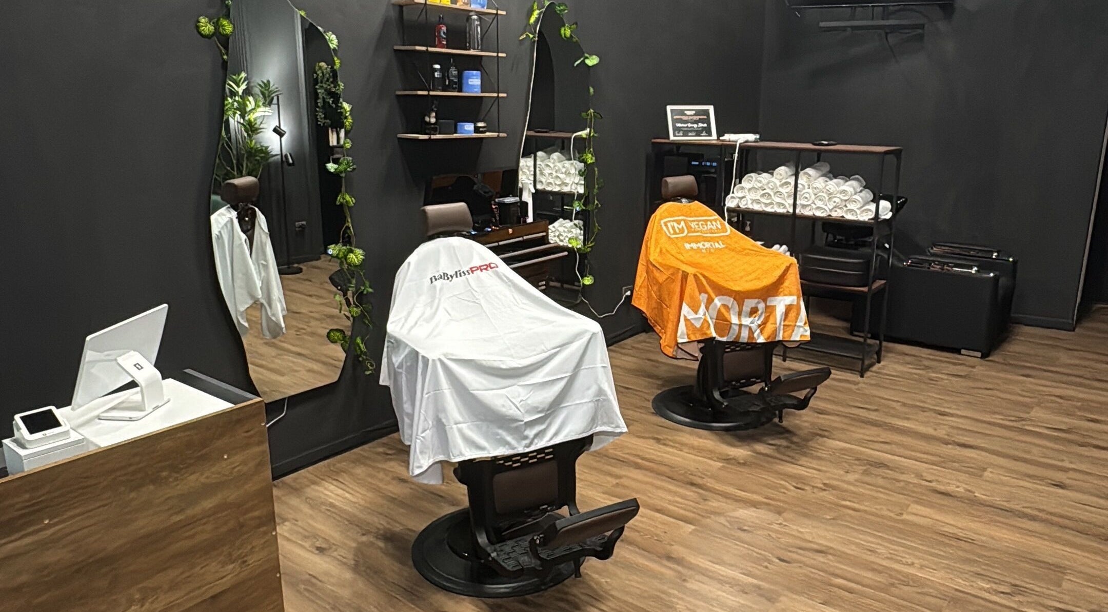 Interno del Royal Barber Studio, Faenza, Emilia-romagna, IT, con poltrone e specchi eleganti.