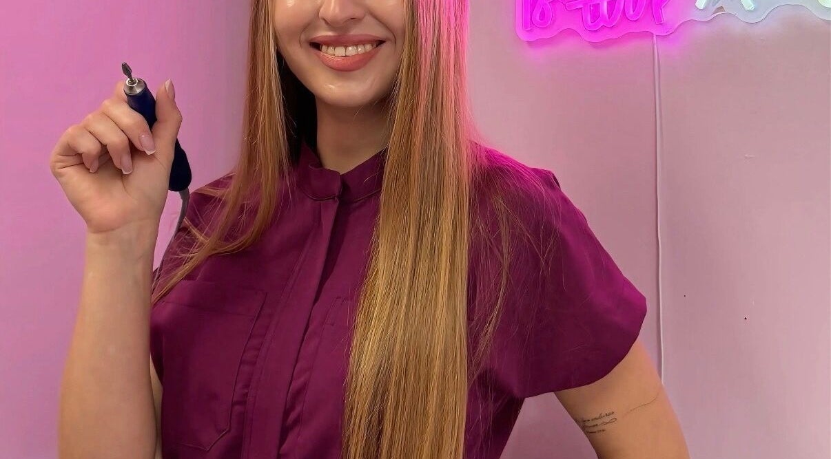 Майстер нігтів у HerynNails, Нью-Йорк, Нью-Йорк, говорять із задоволеним клієнтом.