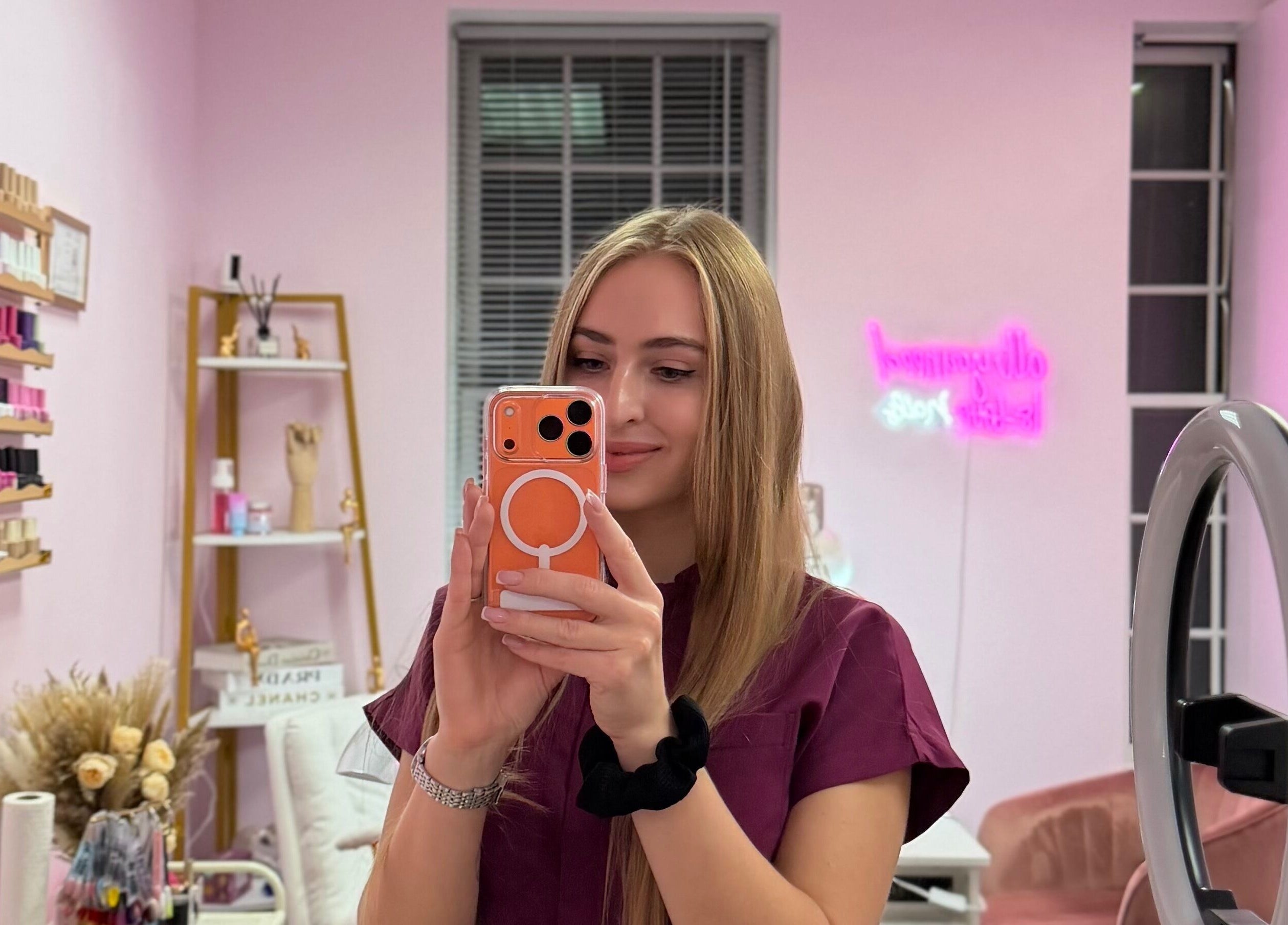 Салон HerynNails у New York, New York, US, з прикрасами та манікюрними лаками, жінка робить селфі.