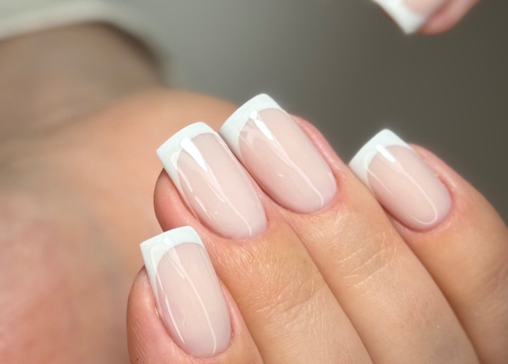 Елегантний французький манікюр у HerynNails, Нью-Йорк, США.