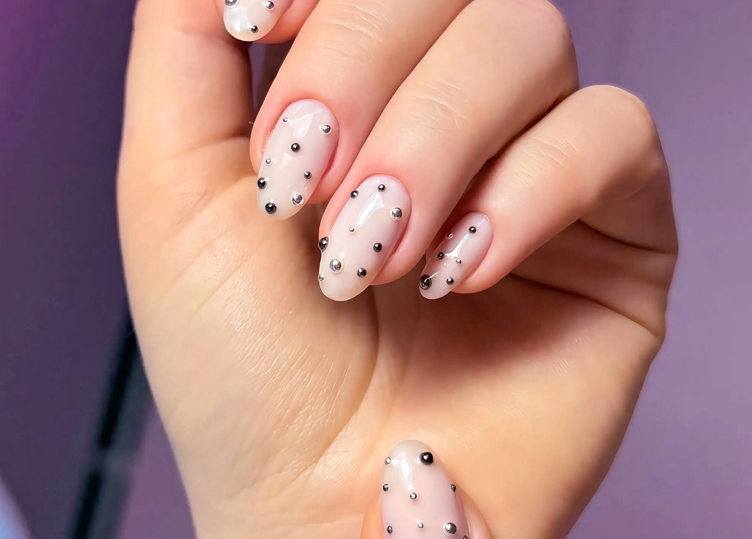 Манікюр з чорними крапками в HerynNails, Нью-Йорк, США.