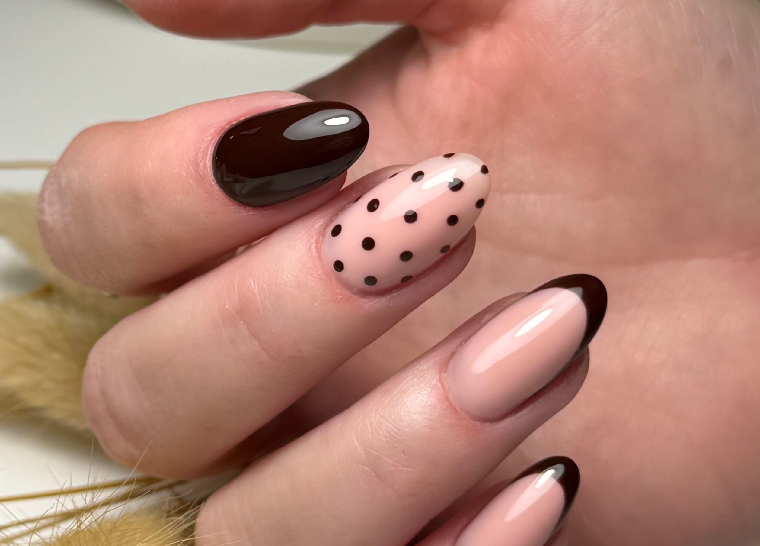 Елегантний манікюр в HerynNails, Нью-Йорк, Нью-Йорк, США. Стильні темні нігті з точковим дизайном.
