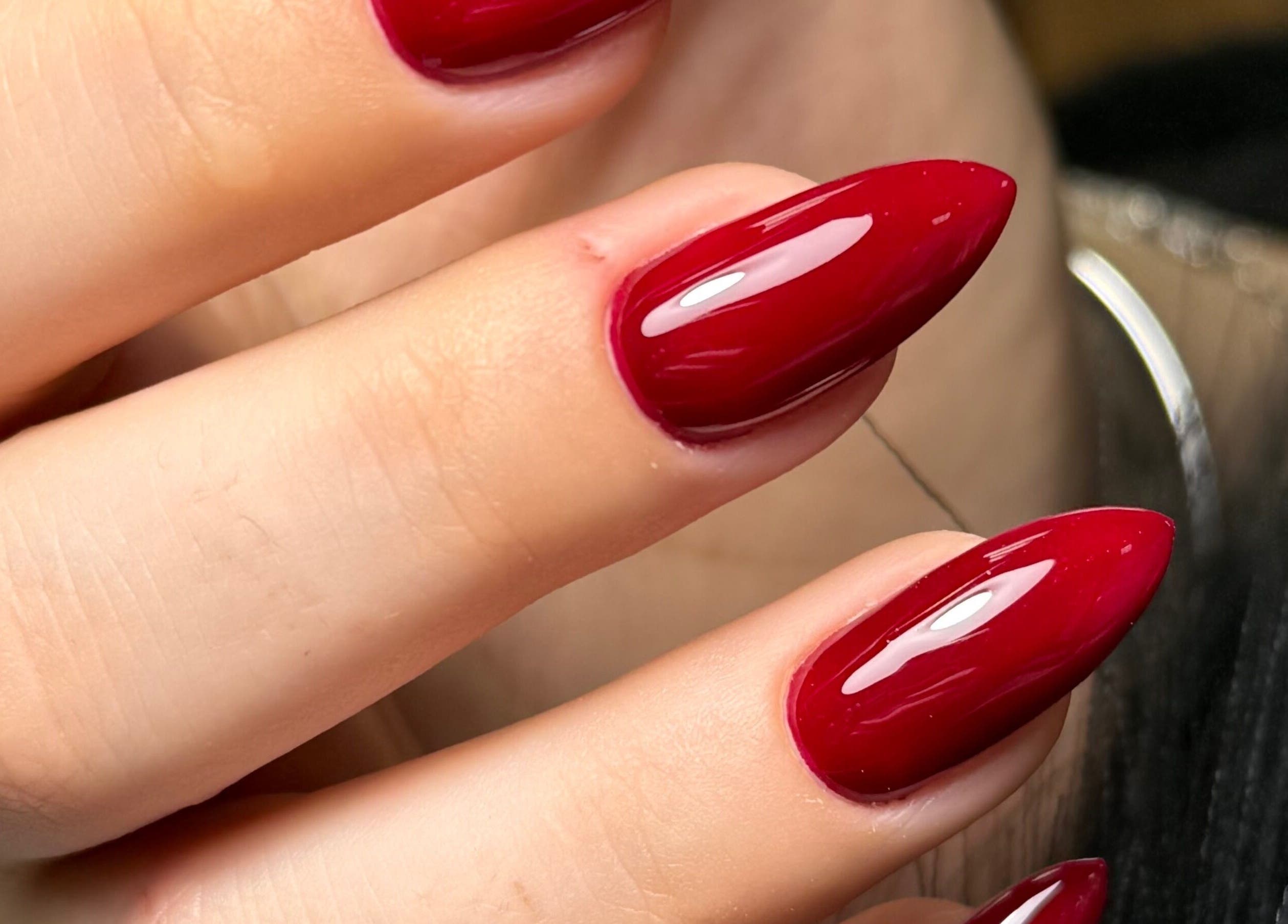 Яскравий червоний манікюр на довгих нігтях в HerynNails, Нью-Йорк, Нью-Йорк, США.
