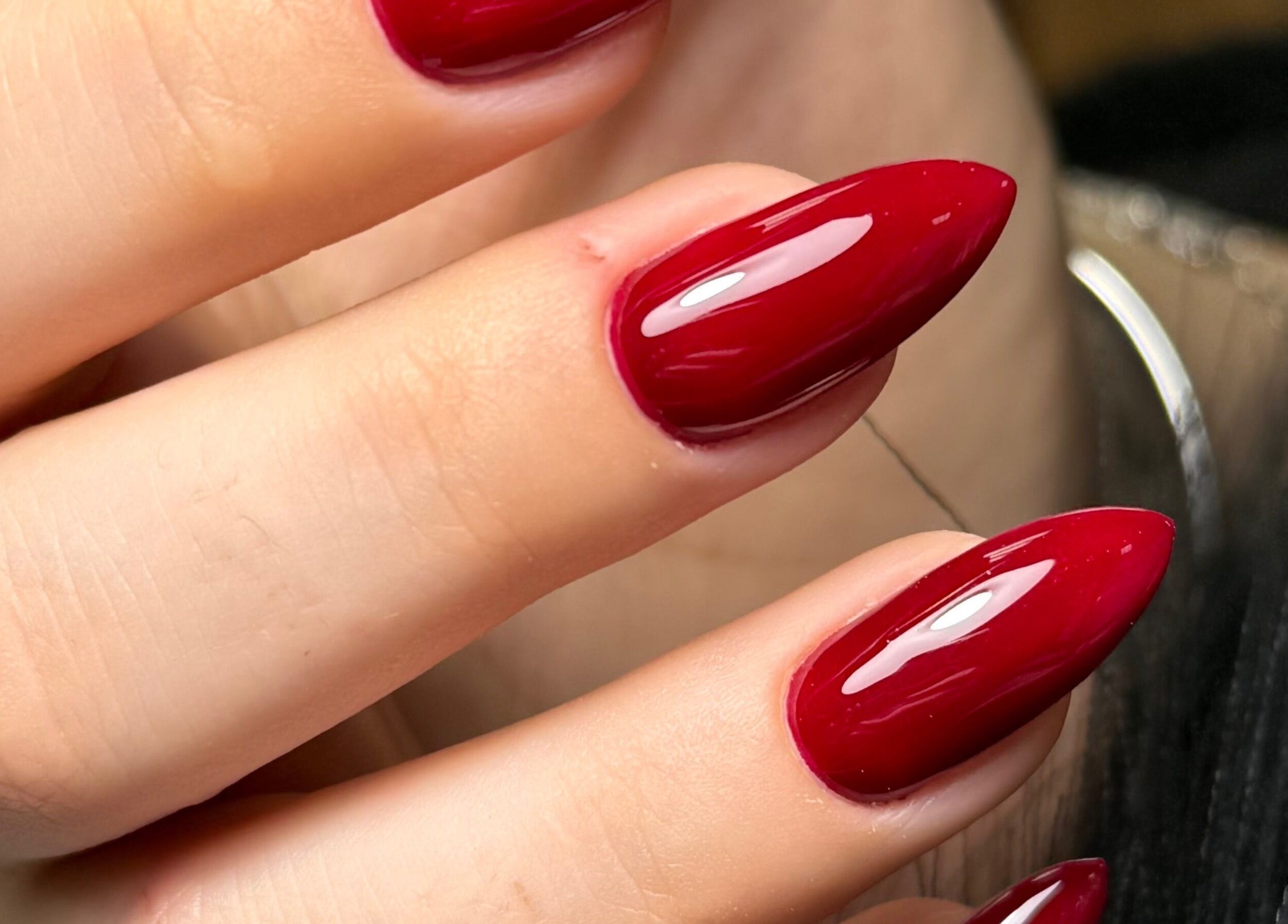Яскравий червоний манікюр на довгих нігтях в HerynNails, Нью-Йорк, Нью-Йорк, США.