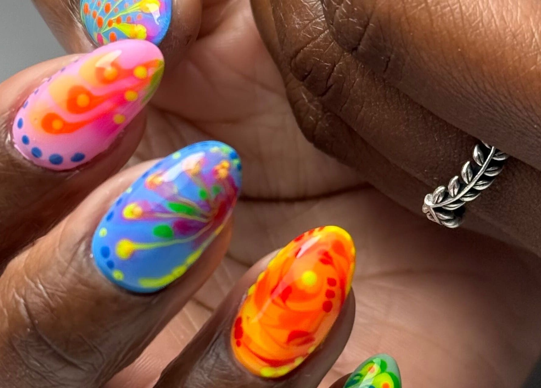 Яскравий манікюр в HerynNails, Нью-Йорк, США. Художній дизайн нігтів з кольоровими візерунками.