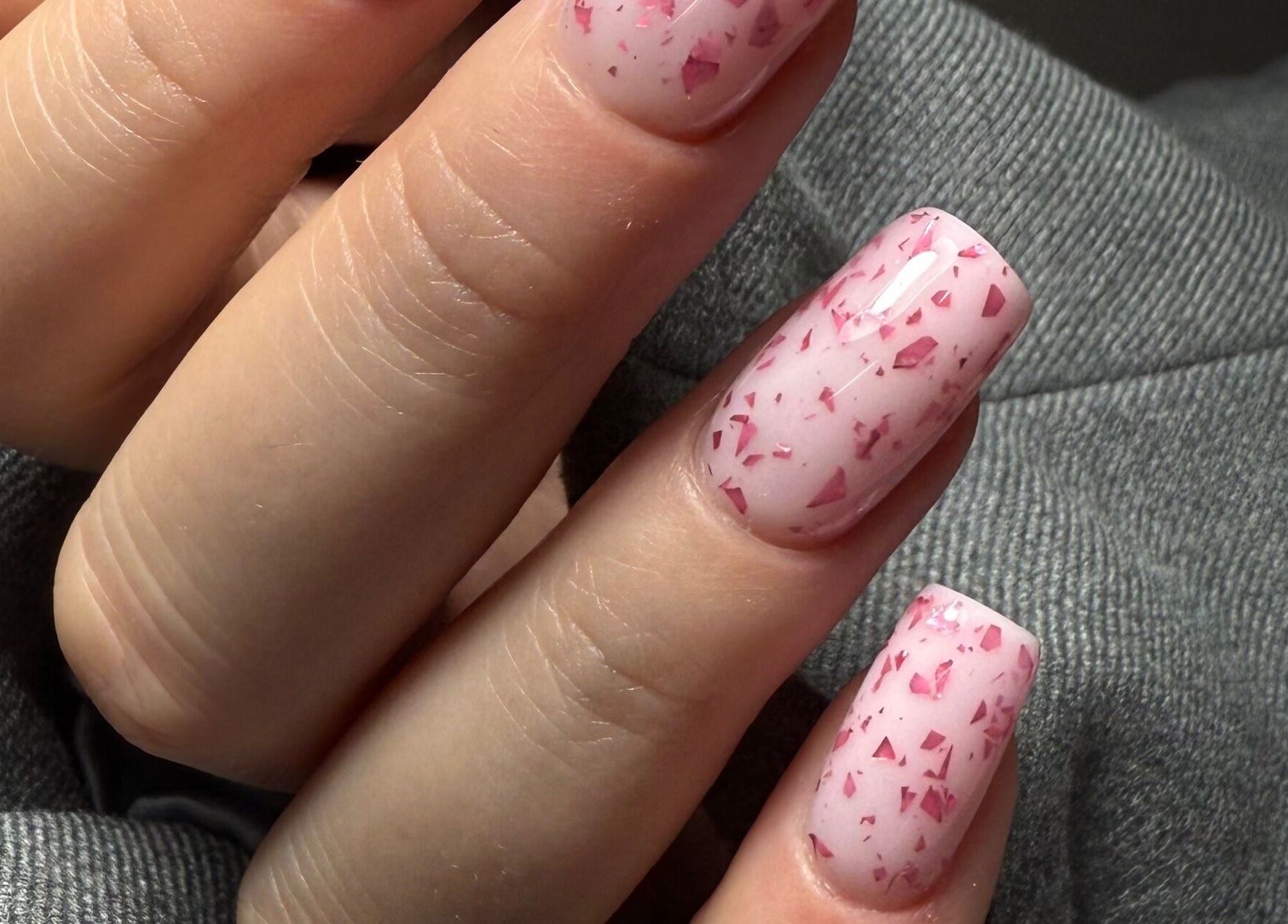 Рожевий манікюр із вкрапленнями в HerynNails, New York, New York, US.