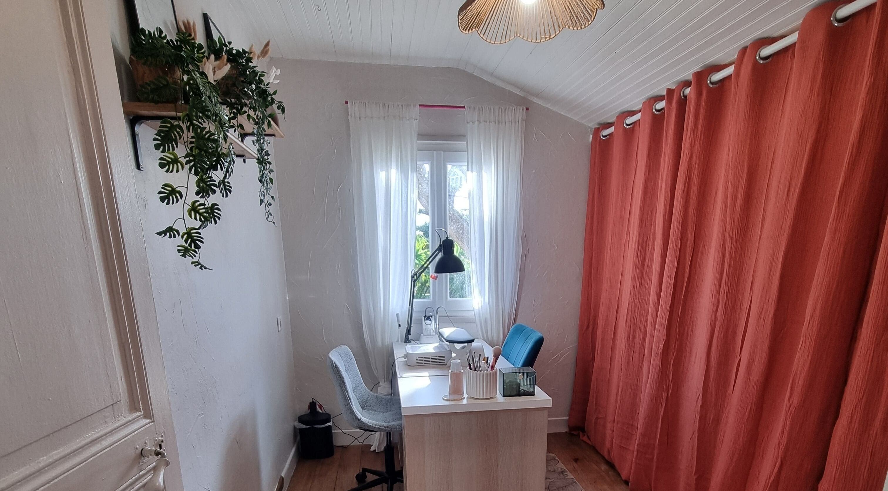 Espace de travail lumineux et élégant chez DS Nails à Labenne, Nouvelle-aquitaine, FR.