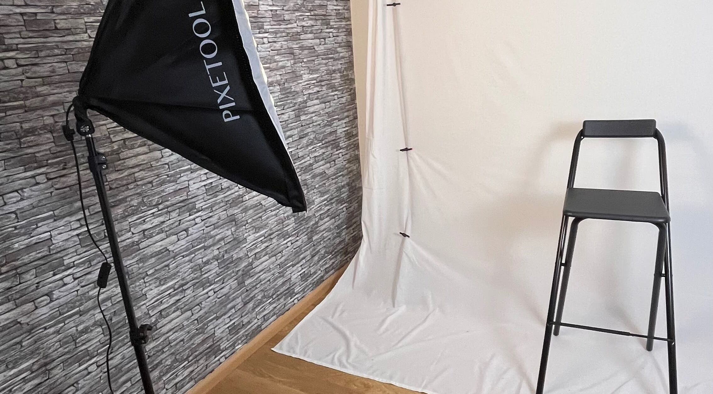 Modern studio space at Lightspace photography in Hellevoetsluis, Zuid-holland, NL with lighting and seating.