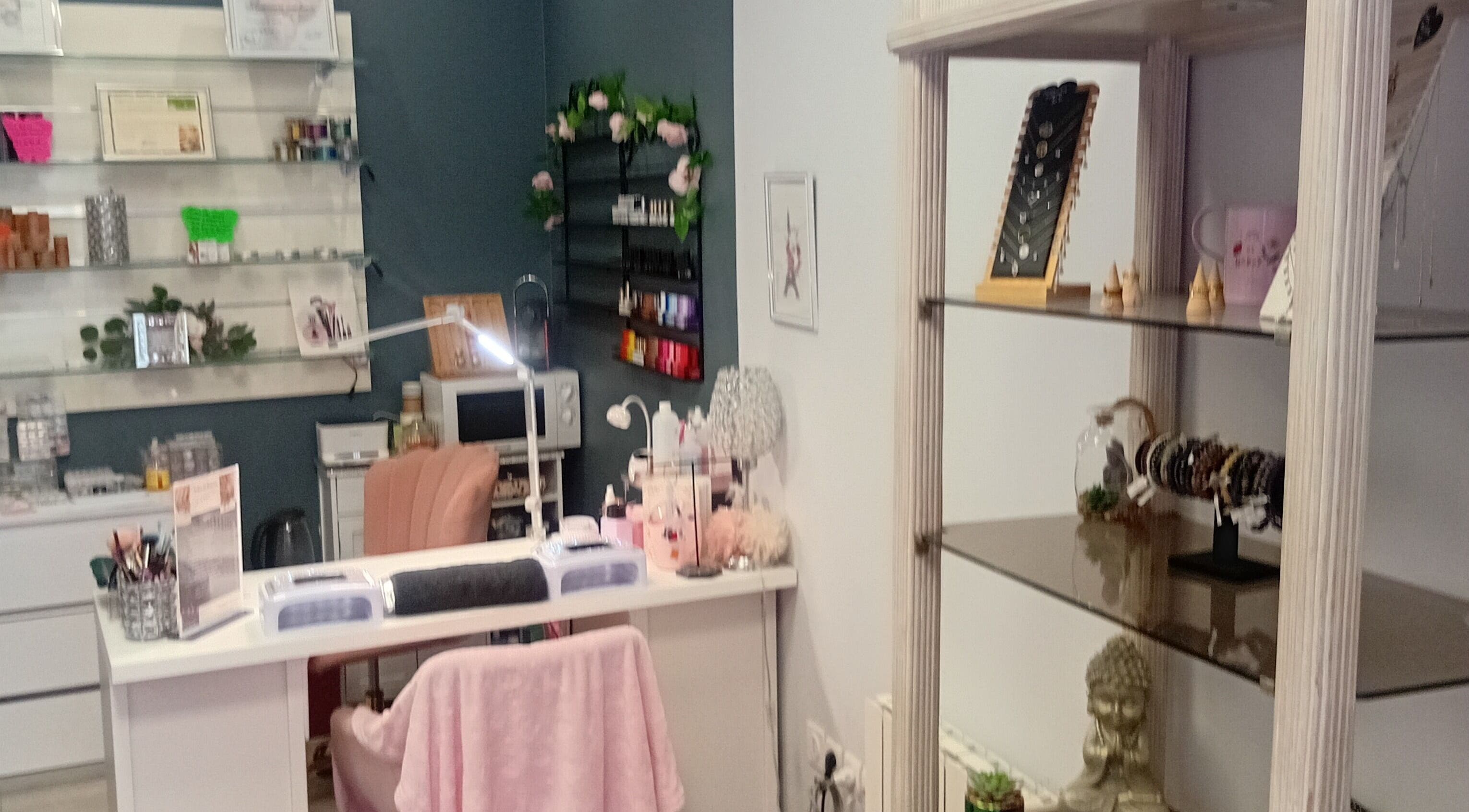 Salon lumineux à Bulles de Beauté, La Seyne-sur-mer, Provence-alpes-côte D'azur, FR. Décor raffiné et moderne.