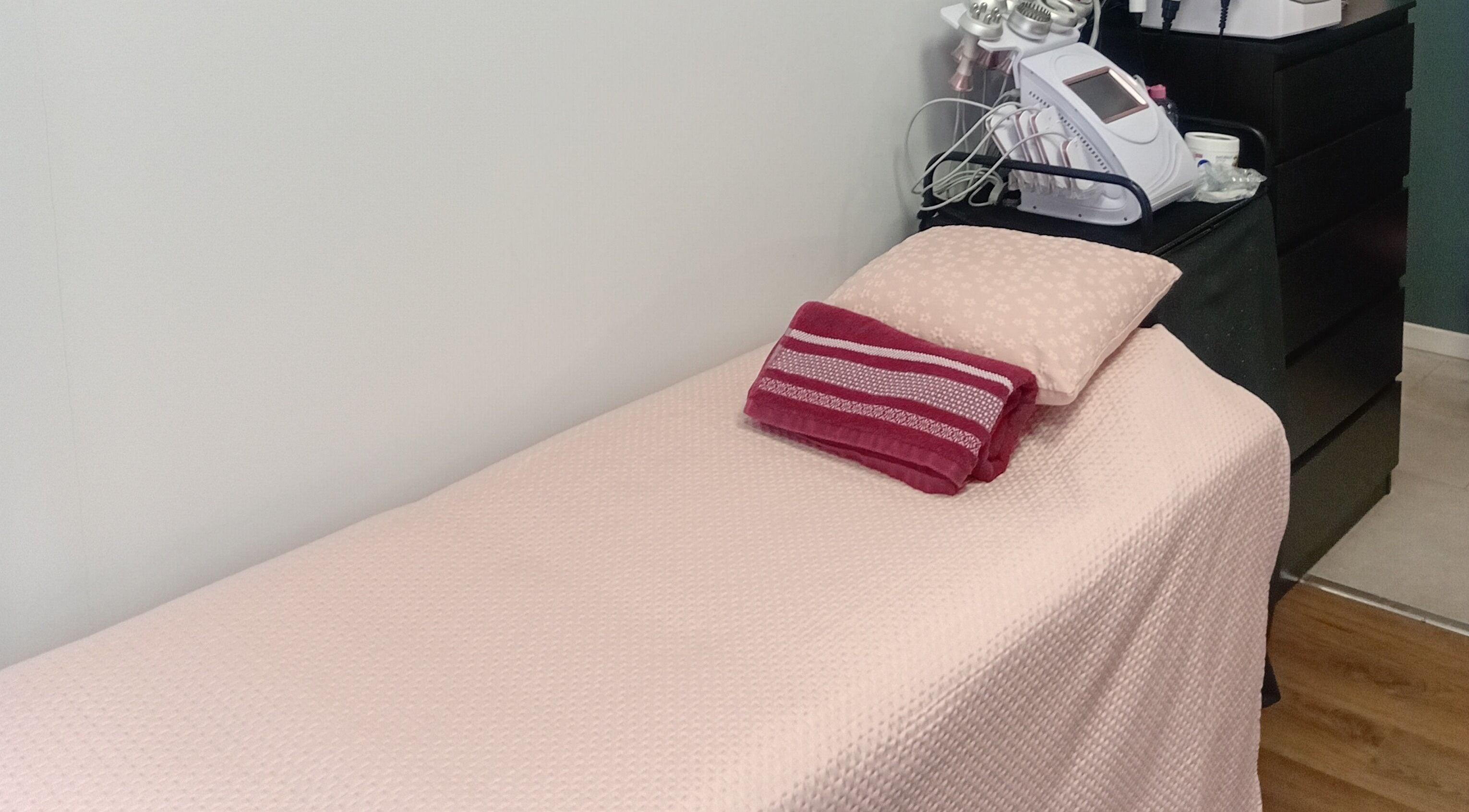 Table de soin au spa Bulles de Beauté, La Seyne-sur-mer, Provence-Alpes-Côte d'Azur, FR.