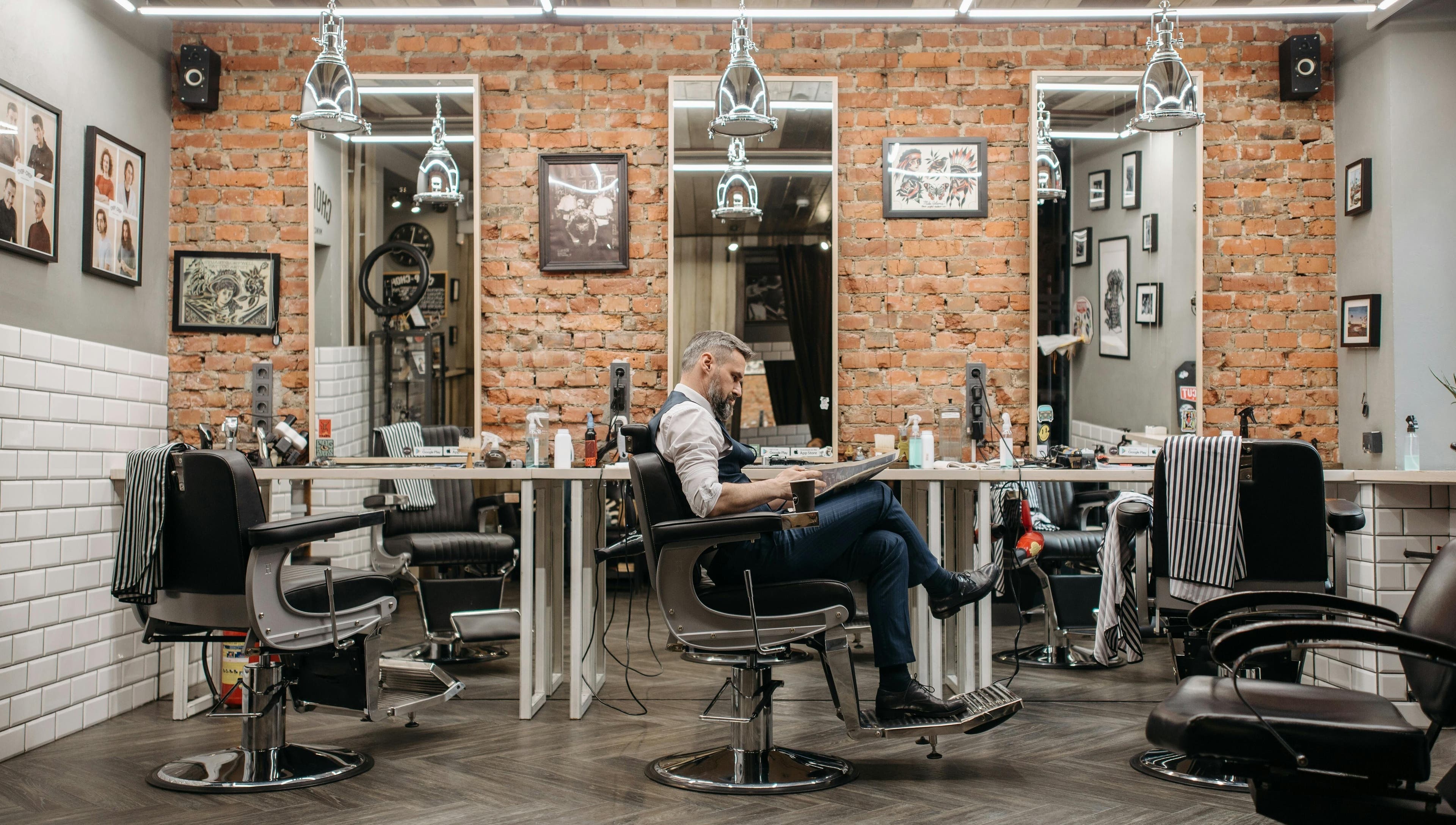 Atractiva barbería en Test, Avellaneda, Provincia De Buenos Aires, AR, con un ambiente moderno y acogedor.