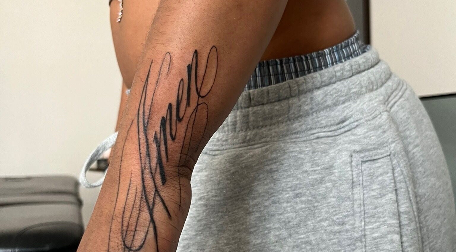 Tatouage artistique sur le bras au 3 Sisters Concept à Corbeil-Essonnes, Île-de-France, FR.