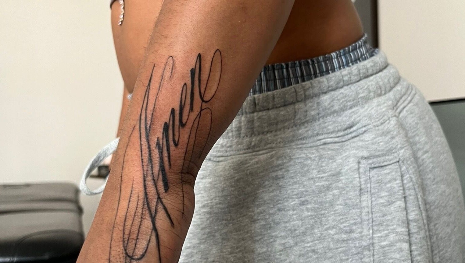 Tatouage artistique au bras chez 3 Sisters Concept, Juvisy-sur-orge, Île-de-France, FR.