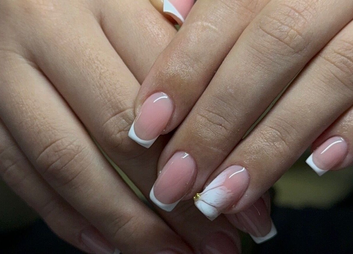 French manucure élégante à 3 Sisters Concept, Juvisy-sur-Orge, Île-de-France, FR.