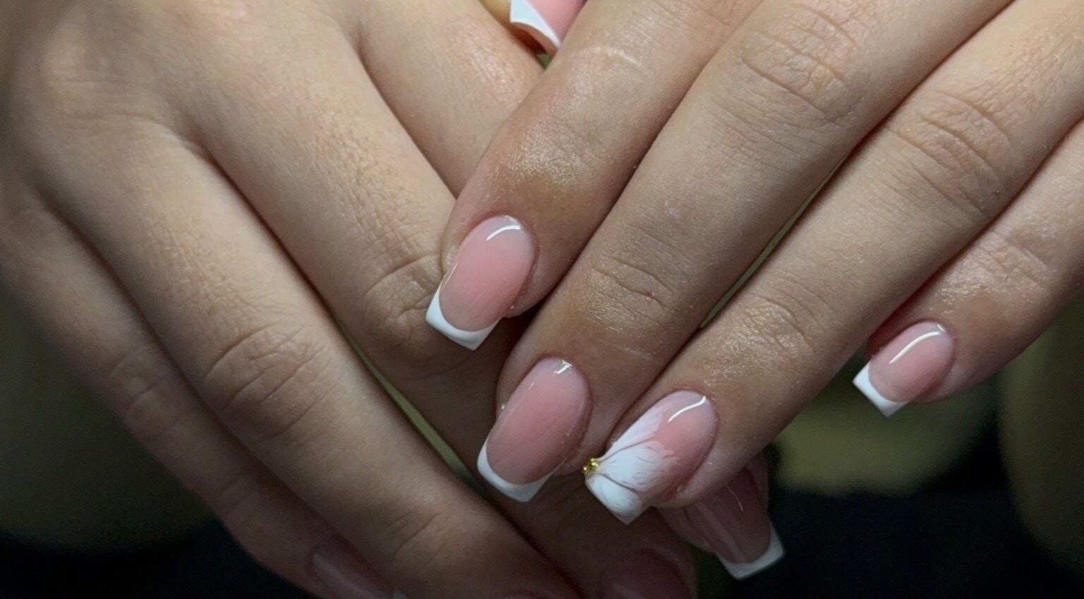 French manucure élégante à 3 Sisters Concept, Juvisy-sur-Orge, Île-de-France, FR.