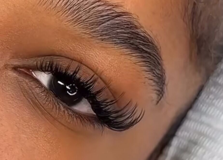 Extension de cils luxueuse à 3 Sisters Concept, Juvisy-sur-Orge, Île-de-France, FR, soulignant la beauté naturelle.