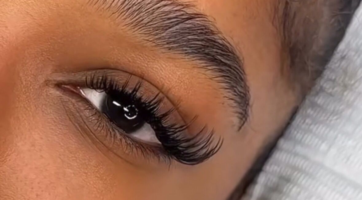 Extension de cils luxueuse à 3 Sisters Concept, Juvisy-sur-Orge, Île-de-France, FR, soulignant la beauté naturelle.