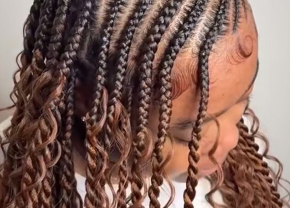 Coiffure tressée élégante à 3 Sisters Concept, Juvisy-sur-orge, Île-de-france, FR.