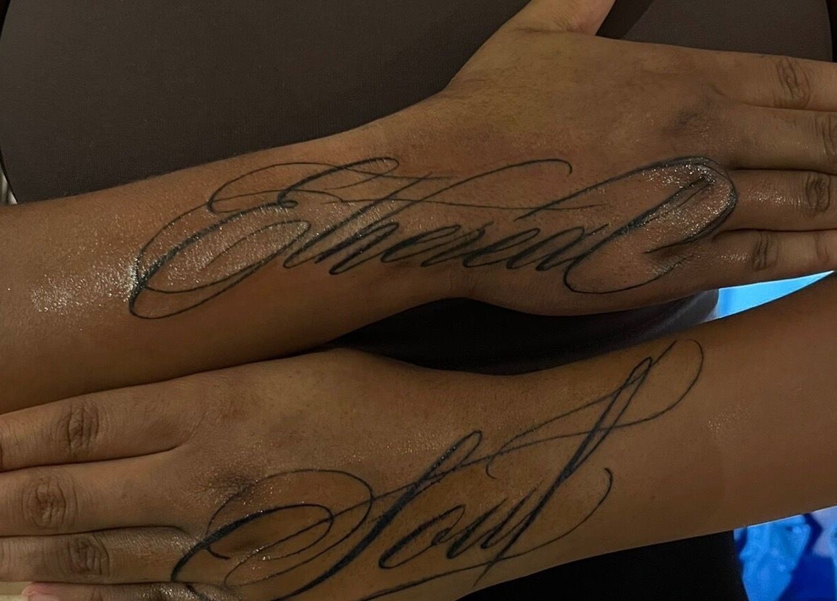 Tatouage sur avant-bras à 3 Sisters Concept, Juvisy-sur-orge, Île-de-france, FR. Encre script élégante.